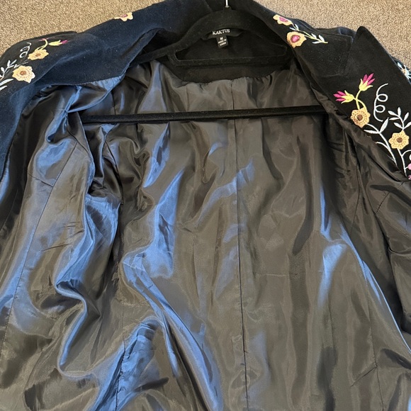 Kaktus Women’s Velvet Floral Embroidered Blazer - Picture 10 of 10